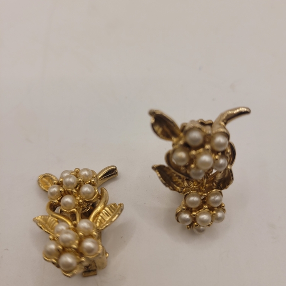 Jewelry - Gold Tone Faux Pearl Flowers Clip On Earrings